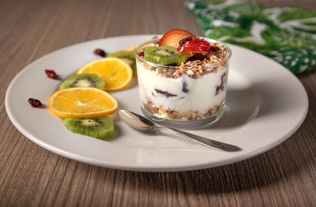 a prebiotic iogurt with fruit and granola